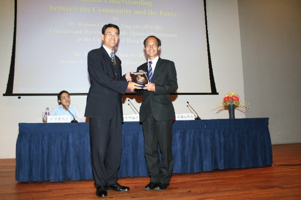 600x400 pixels (73K)